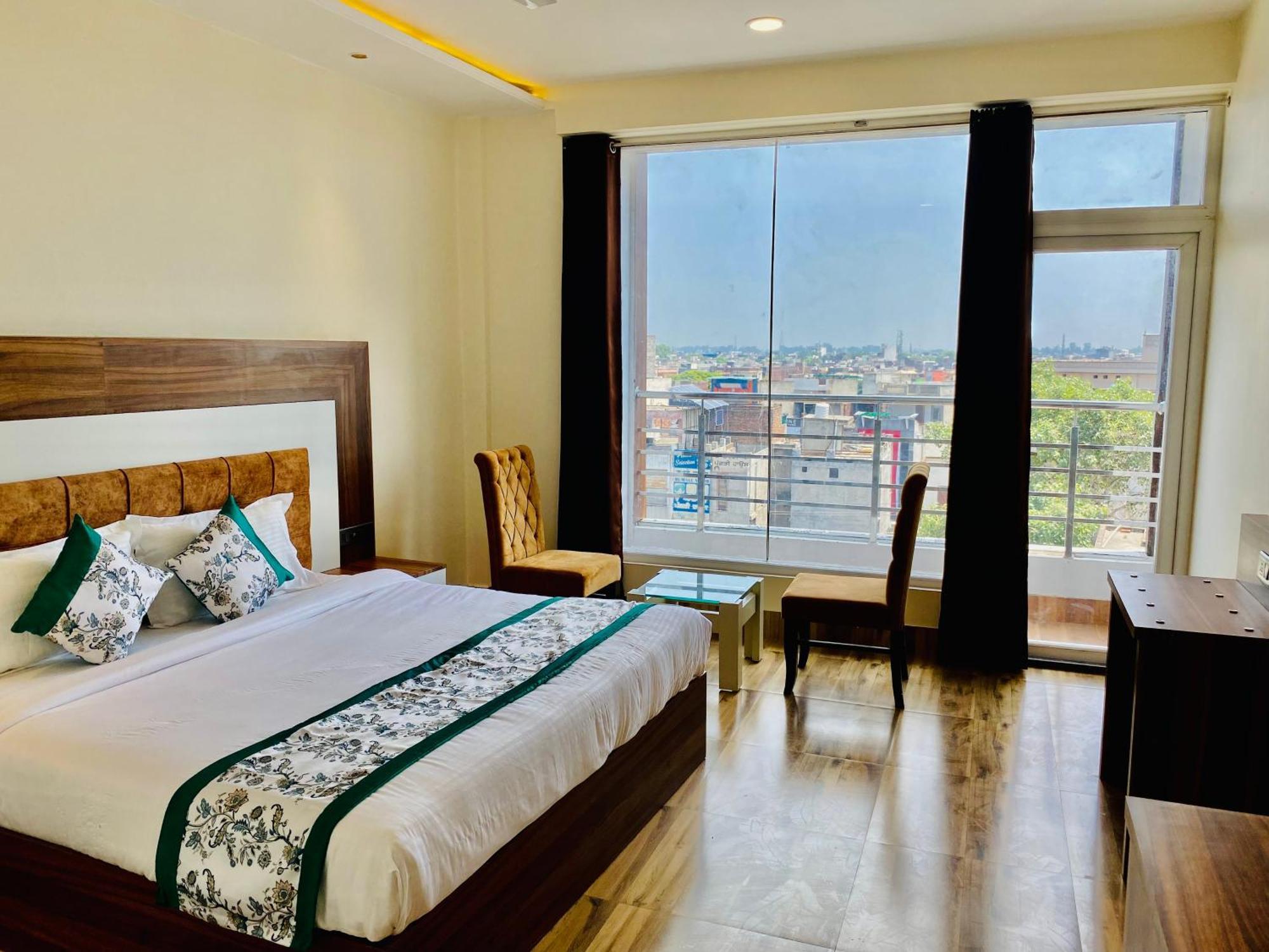 Hotel White House 350 Mtr From Golden Temple Amritsar Esterno foto